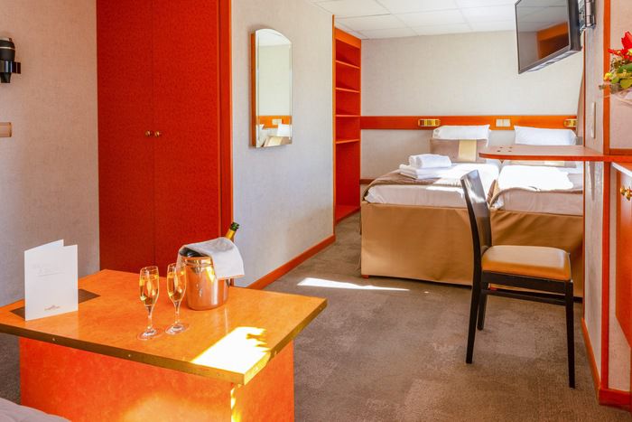 Main Deck 2 Single Beds Suite CAT. B